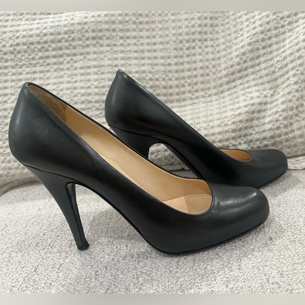 Authentic Prada Round Toe Pump